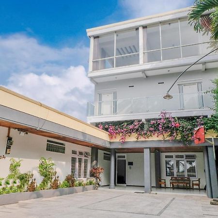Oyo 803 Toetie Hotel Бату Екстериор снимка