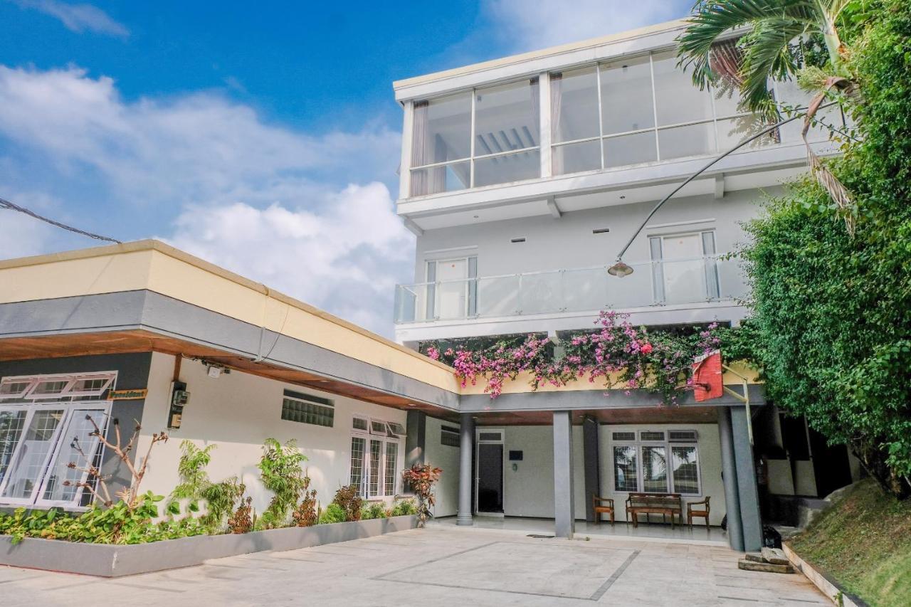 Oyo 803 Toetie Hotel Бату Екстериор снимка