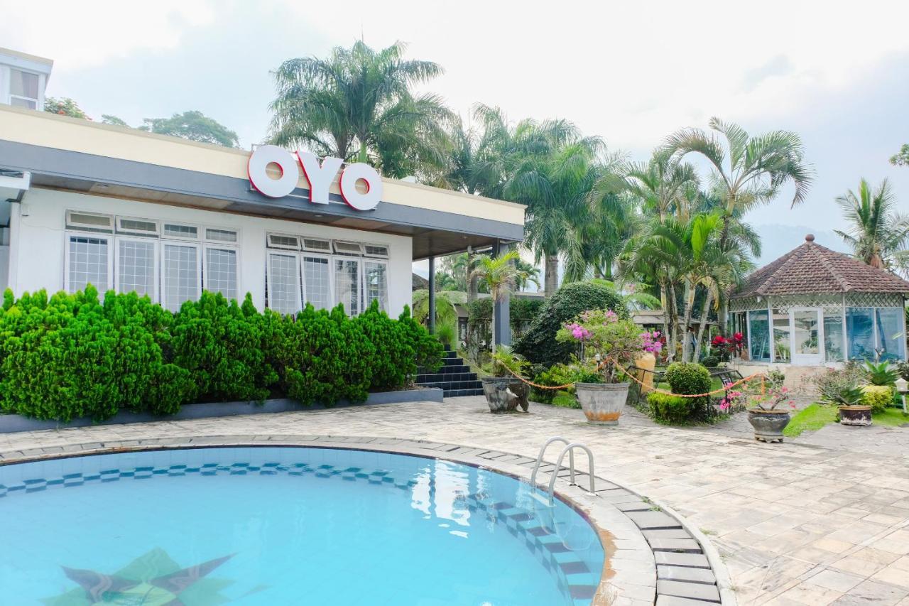 Oyo 803 Toetie Hotel Бату Екстериор снимка
