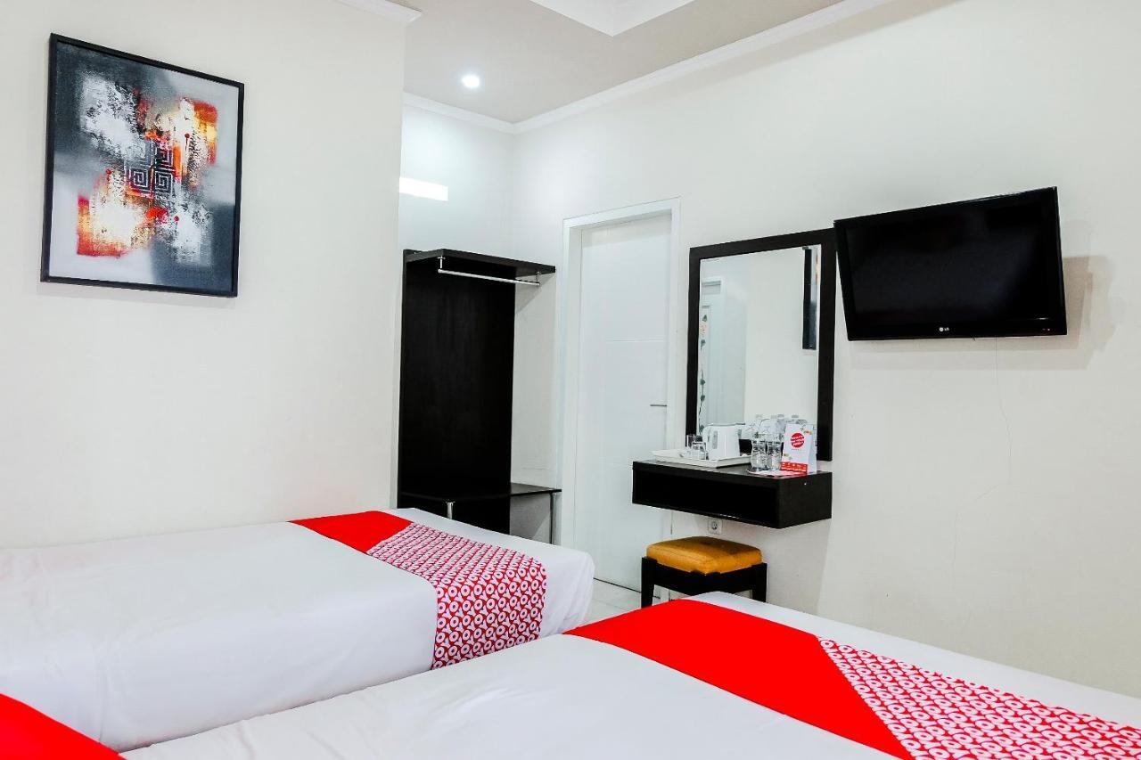 Oyo 803 Toetie Hotel Бату Екстериор снимка