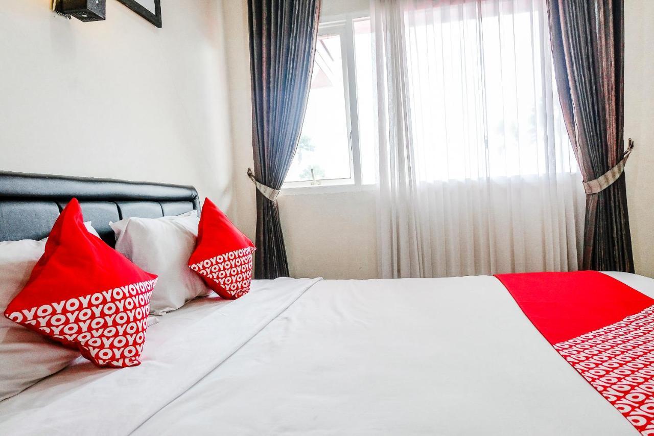 Oyo 803 Toetie Hotel Бату Екстериор снимка