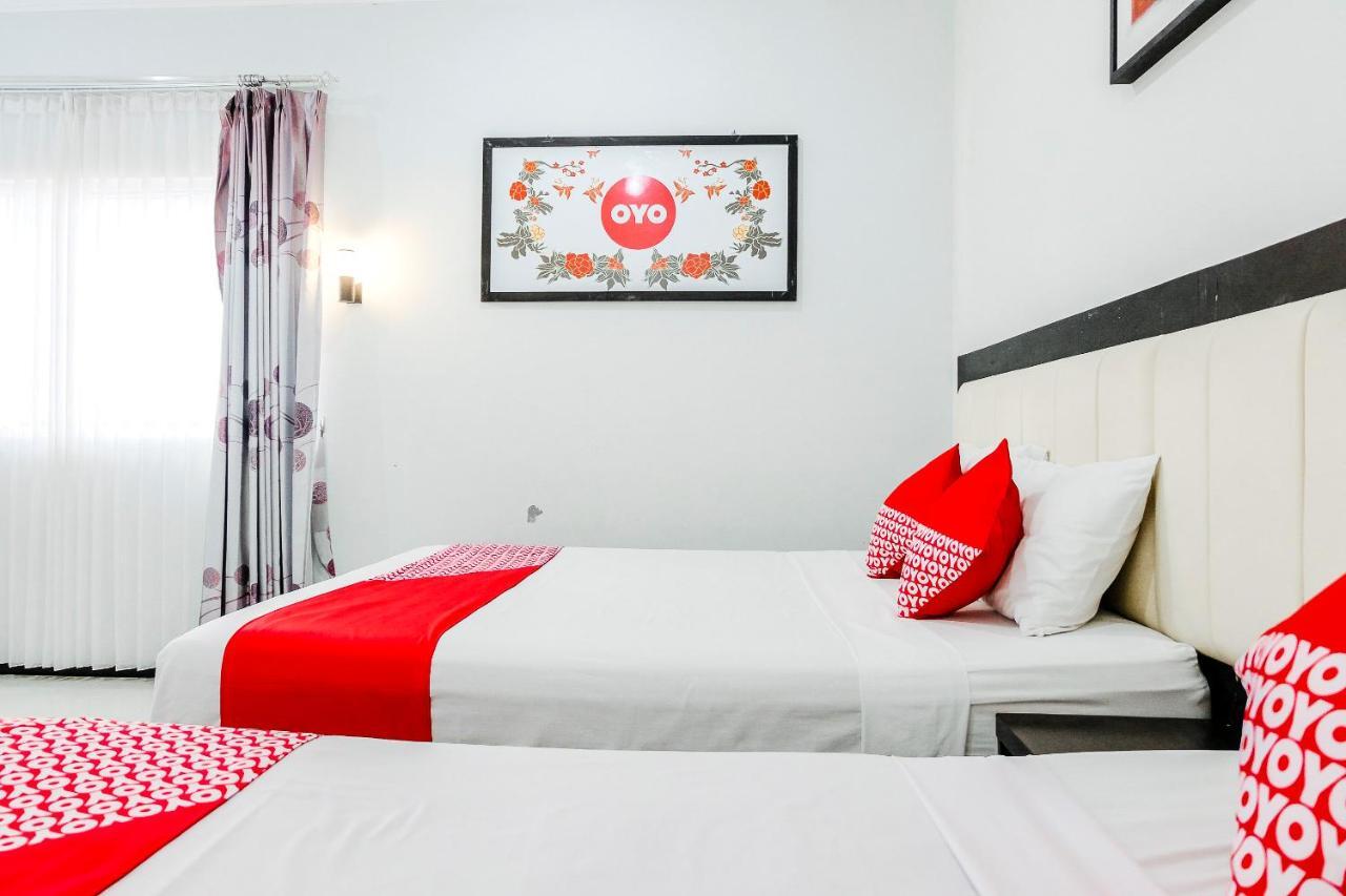Oyo 803 Toetie Hotel Бату Екстериор снимка