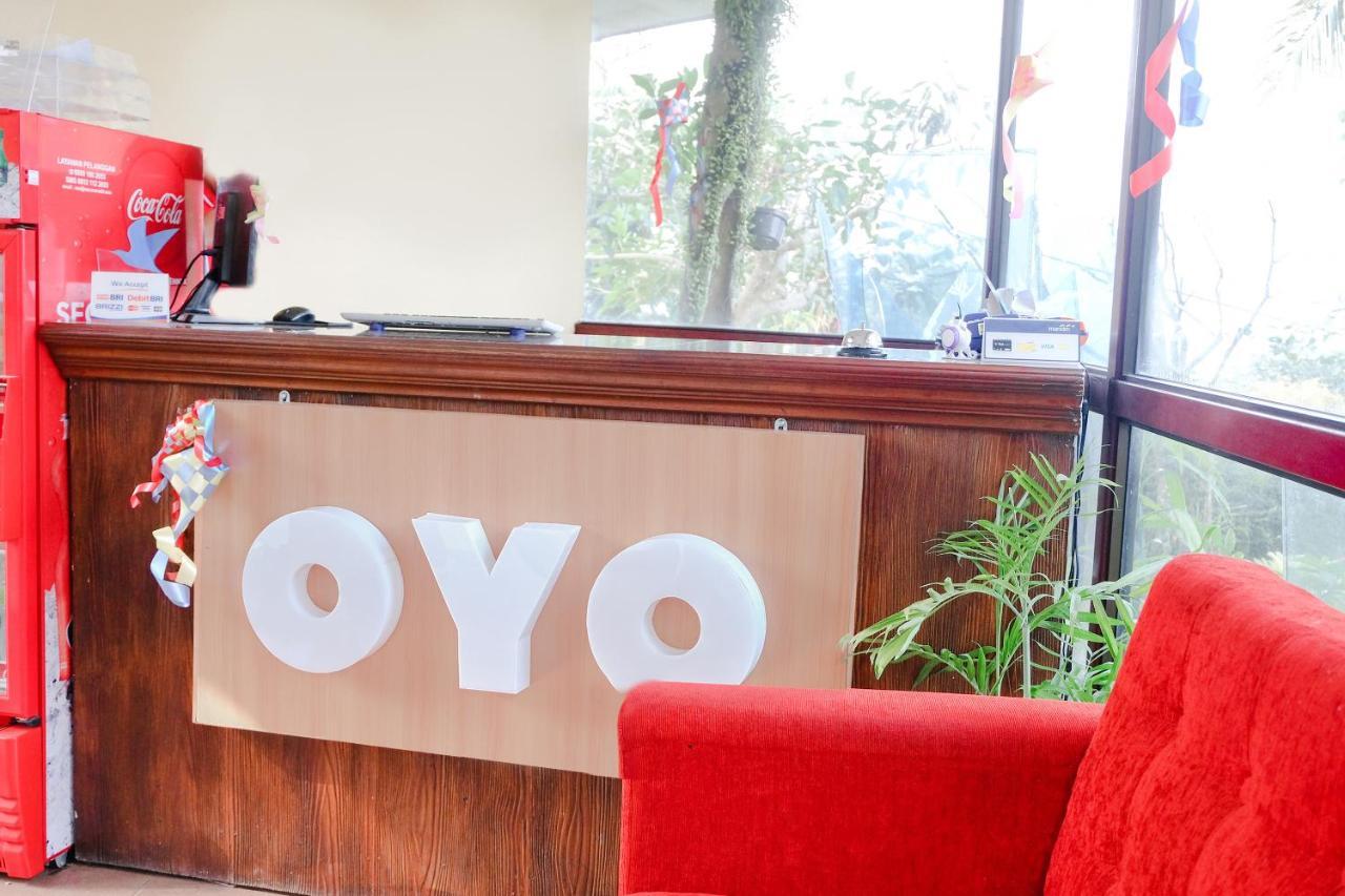 Oyo 803 Toetie Hotel Бату Екстериор снимка