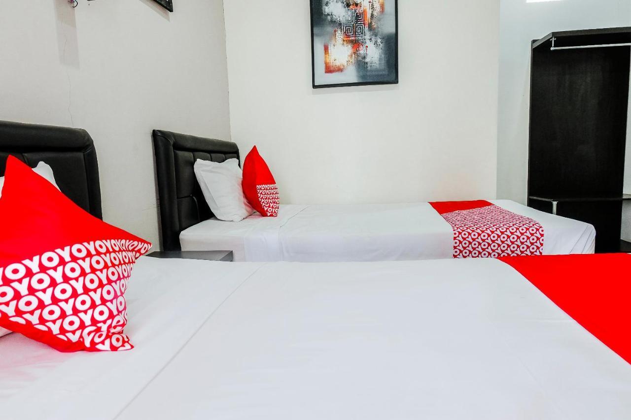 Oyo 803 Toetie Hotel Бату Екстериор снимка