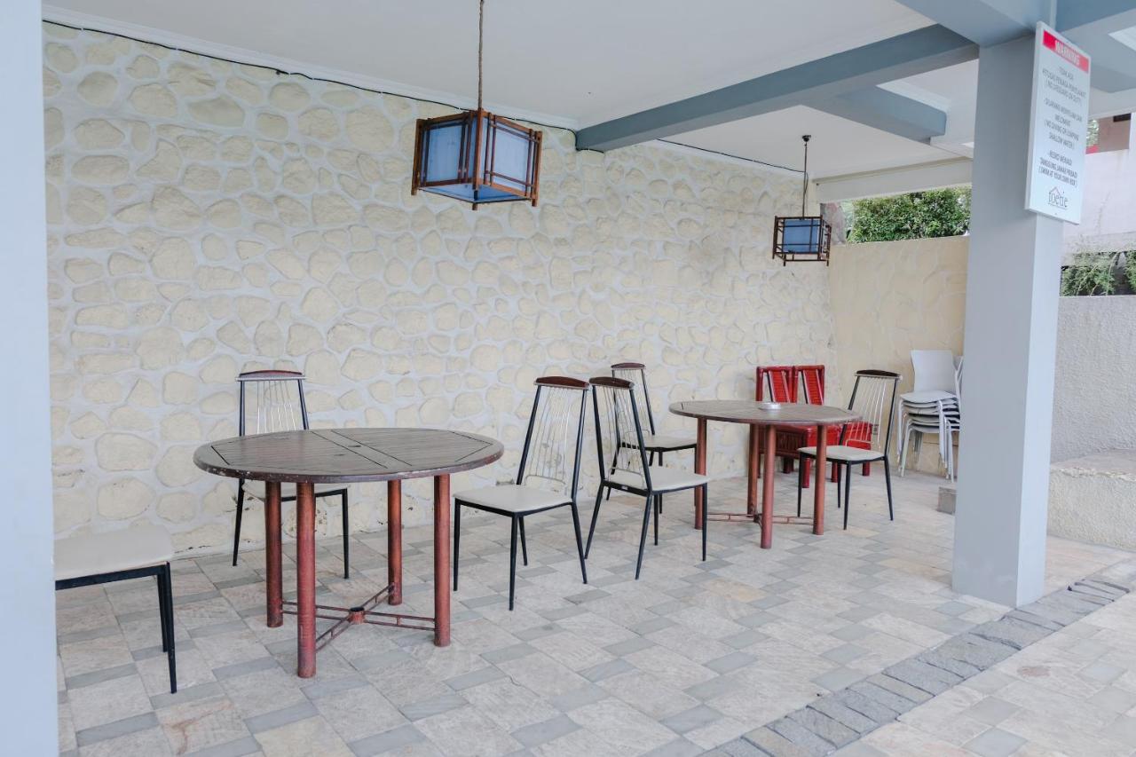 Oyo 803 Toetie Hotel Бату Екстериор снимка