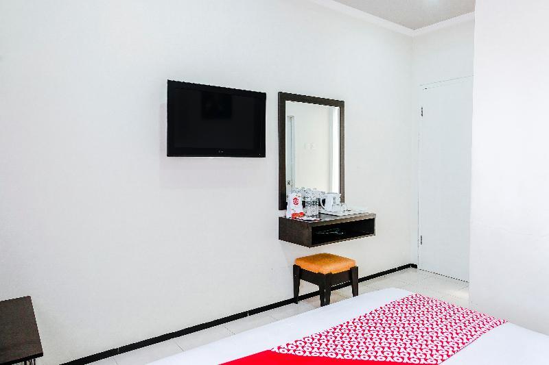 Oyo 803 Toetie Hotel Бату Екстериор снимка